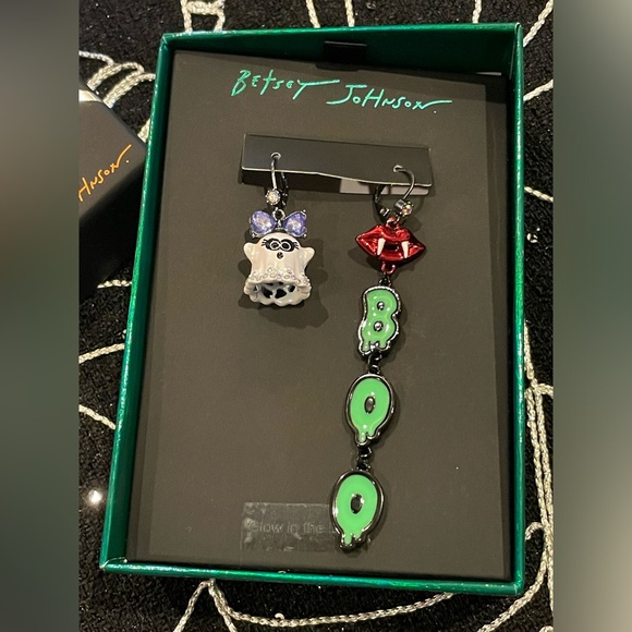 BETSEY JOHNSON NIB Glow In The Dark Ghost & Vampire Lips BOO Halloween Earrings - Picture 3 of 13